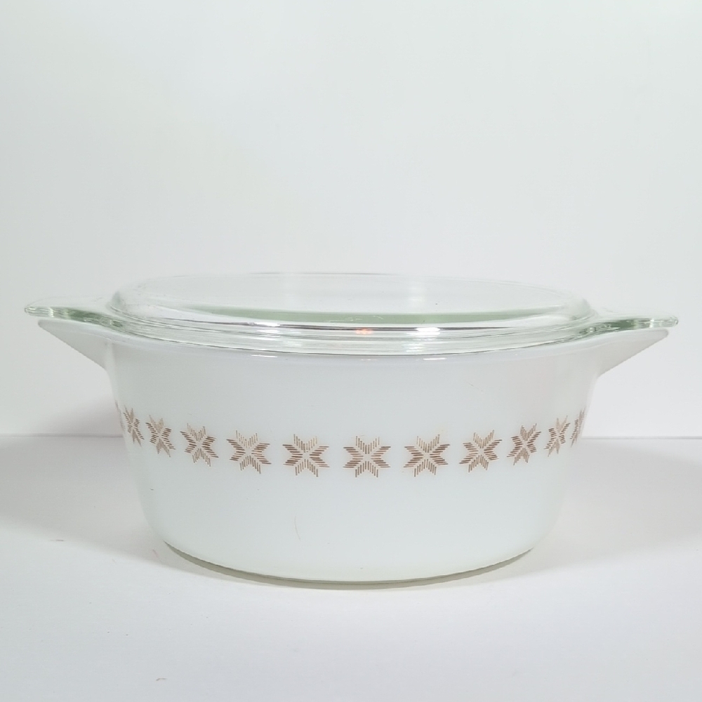 Pyrex Town and Country Star Pattern Casserole Dish with Lid